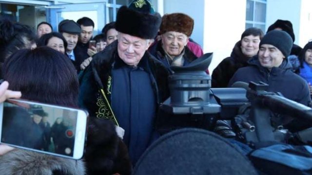 «Өзіңдей Бердібектер көп болса екен». Ақтөбеліктер экс-әкіммен қимай қоштасты