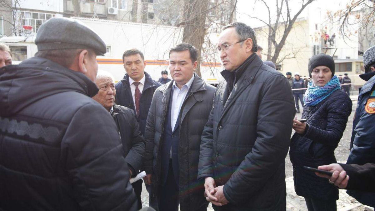 Жеңіс Қасымбек Таразда зардап шеккендермен кездесті