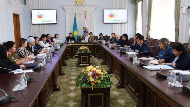Бауыржан Байбек көпбалалы аналардың мәселесін тыңдады