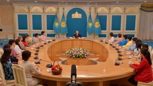 Нұрсұлтан Назарбаев Ақордада әйелдерді құттықтады