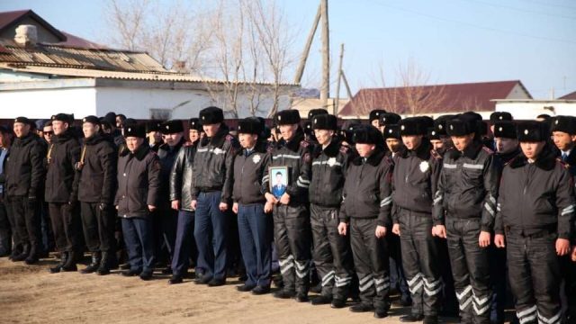 Атыраулықтар ерлікпен қаза тапқан полицейді соңғы сапарға шығарып салды