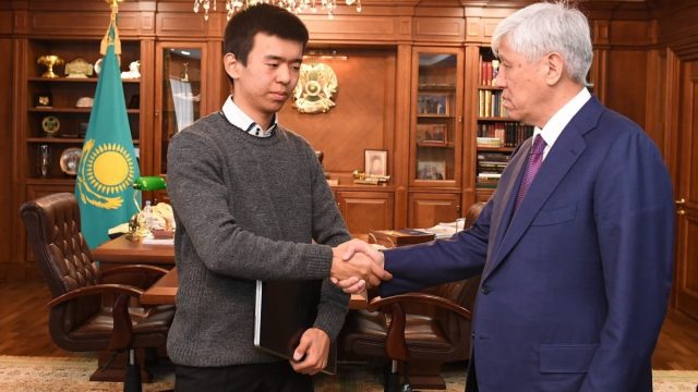 Алматы облысының әкімі екі баланы құтқарған студентке білім грантын береді