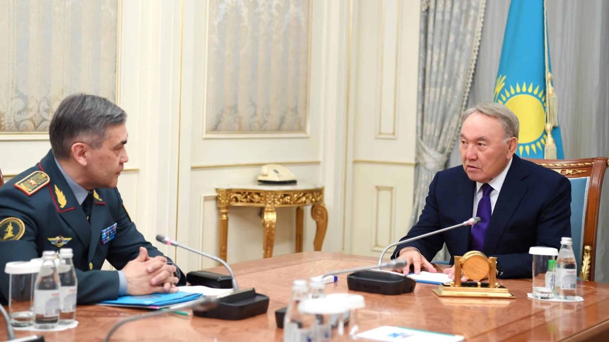 Нұрсұлтан Назарбаев Қорғаныс министрімен кездесті