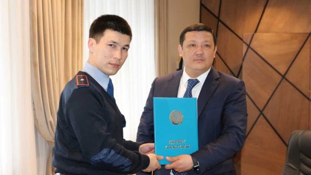 Атырауда әкімдік қызметкерлері Шалқар Ақымғалиевтің отбасына қаржы аударады