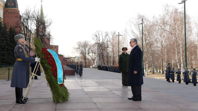 Қасым-Жомарт Тоқаев Мәскеу үшін соғысқан батырлар рухына тағзым етті