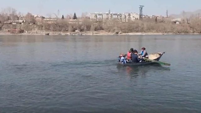 Өскеменде балалар мектепке қайықпен қатынап жүр
