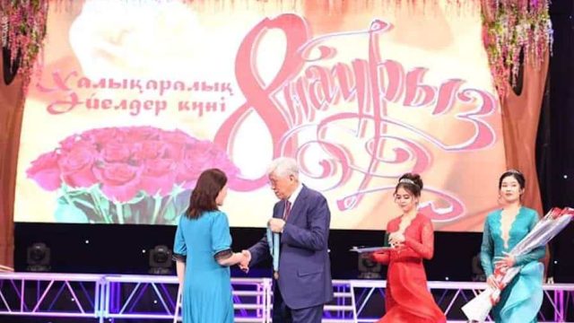 Амандық Баталов мереке қарсаңында жетісулық нәзік жандарды қабылдады