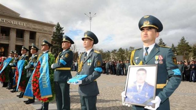 Тікұшақ апатынан қаза тапқан әскерилердің отбасына 5 жылдың жалақысы беріледі