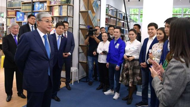 Президент Алматыдағы кітапханада волонтер жұмысы туралы айтты