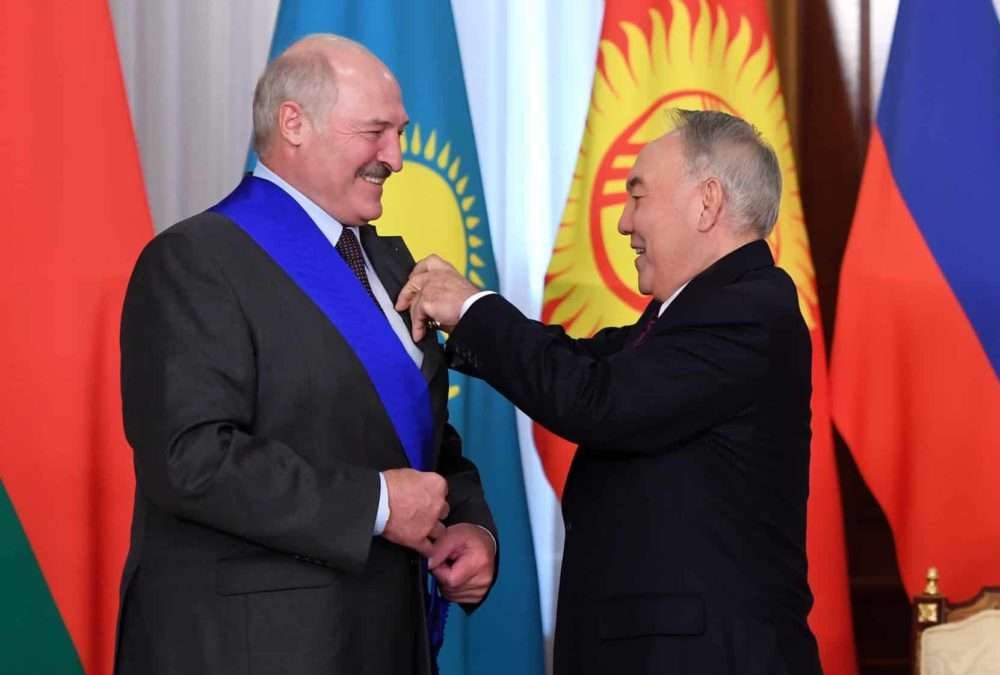 Нұрсұлтан Назарбаев Александр Лукашенкоға орден табыс етті