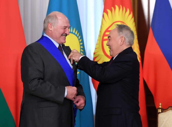 Нұрсұлтан Назарбаев Александр Лукашенкоға орден табыс етті