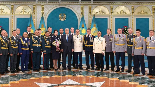 Қасым-Жомарт Тоқаев әскерилер мен полицейлерге мемлекеттік награда тапсырды