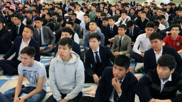 Мектеп түлектері мешітте үлкендердің батасын алды