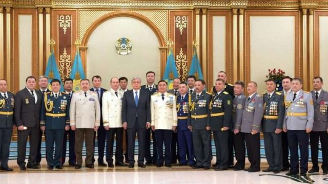 Қасым-Жомарт Тоқаев бір топ лауазымды тұлғаға әскери және арнаулы атақ берді