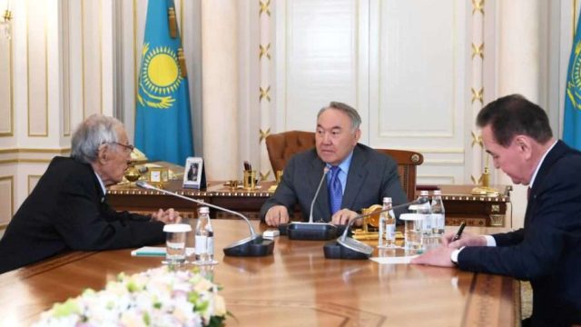Нұрсұлтан Назарбаев екі әдебиеттанушы ғалымды қабылдады
