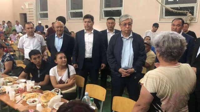 «Қаланы қалпына келтіреміз». Қасым-Жомарт Тоқаев Арыс тұрғындарымен кездесті