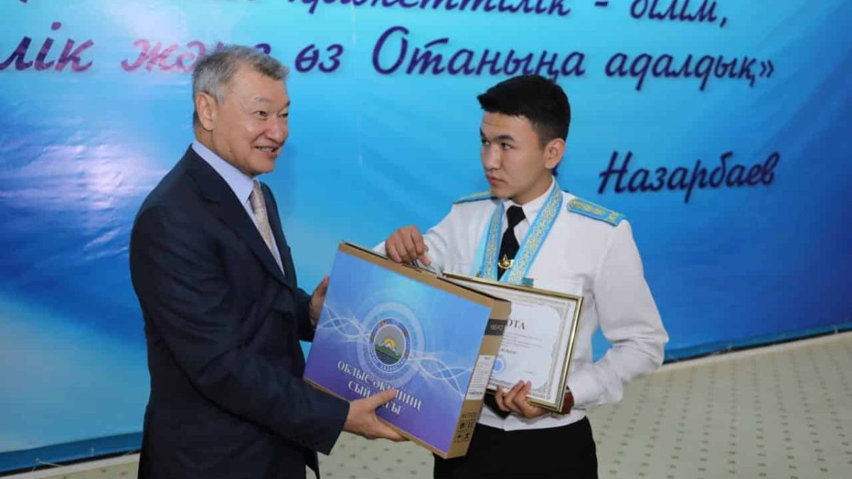 Даниал Ахметов оқушылармен кездесті