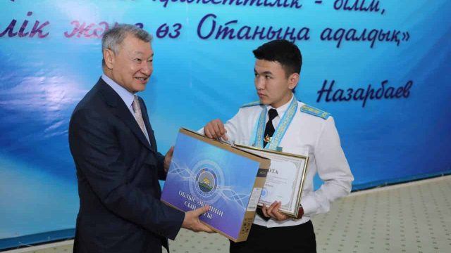 Даниал Ахметов дарынды оқушылармен кездесті