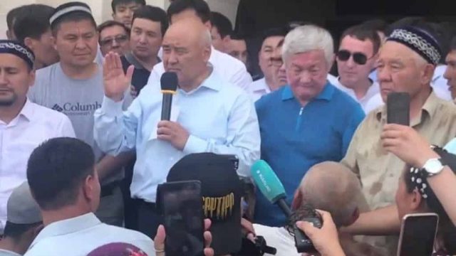 Өмірзақ Шөкеев арыстықтармен бірге тұрады