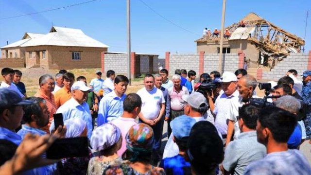 Бауыржан Байбек Арыста баспанасы бүлінген тұрғындармен кездесті