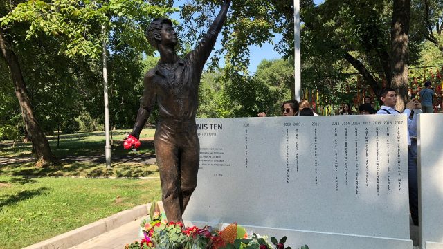 Жұртшылық Денис Тен ескерткішіне тағзым етті