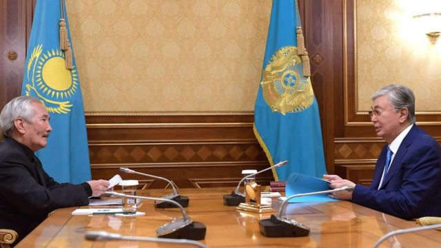 Қасым-Жомарт Тоқаев жазушы Елубай Смағұлмен кездесті