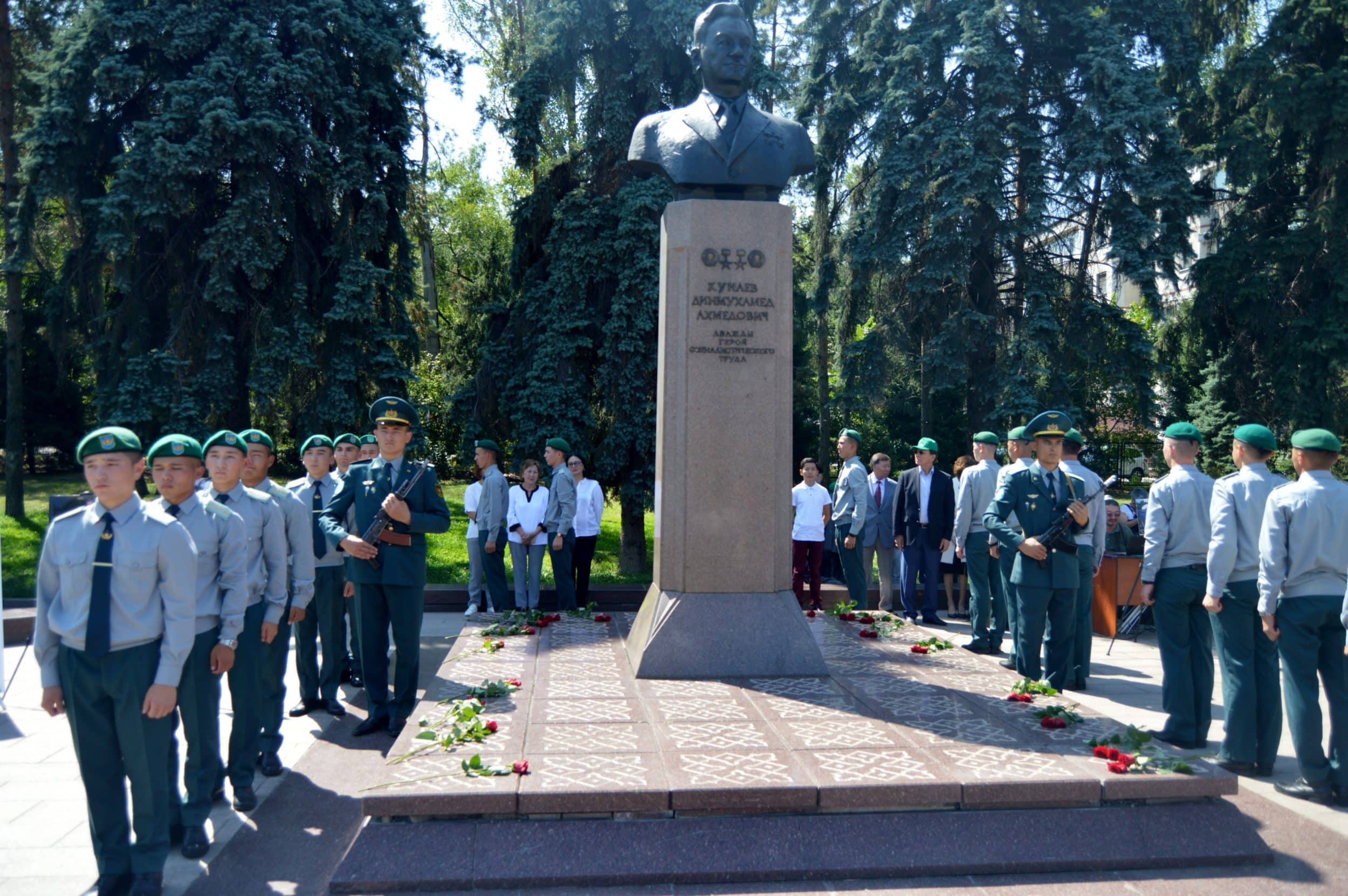 Дінмұхамед Қонаев, ескерткіш