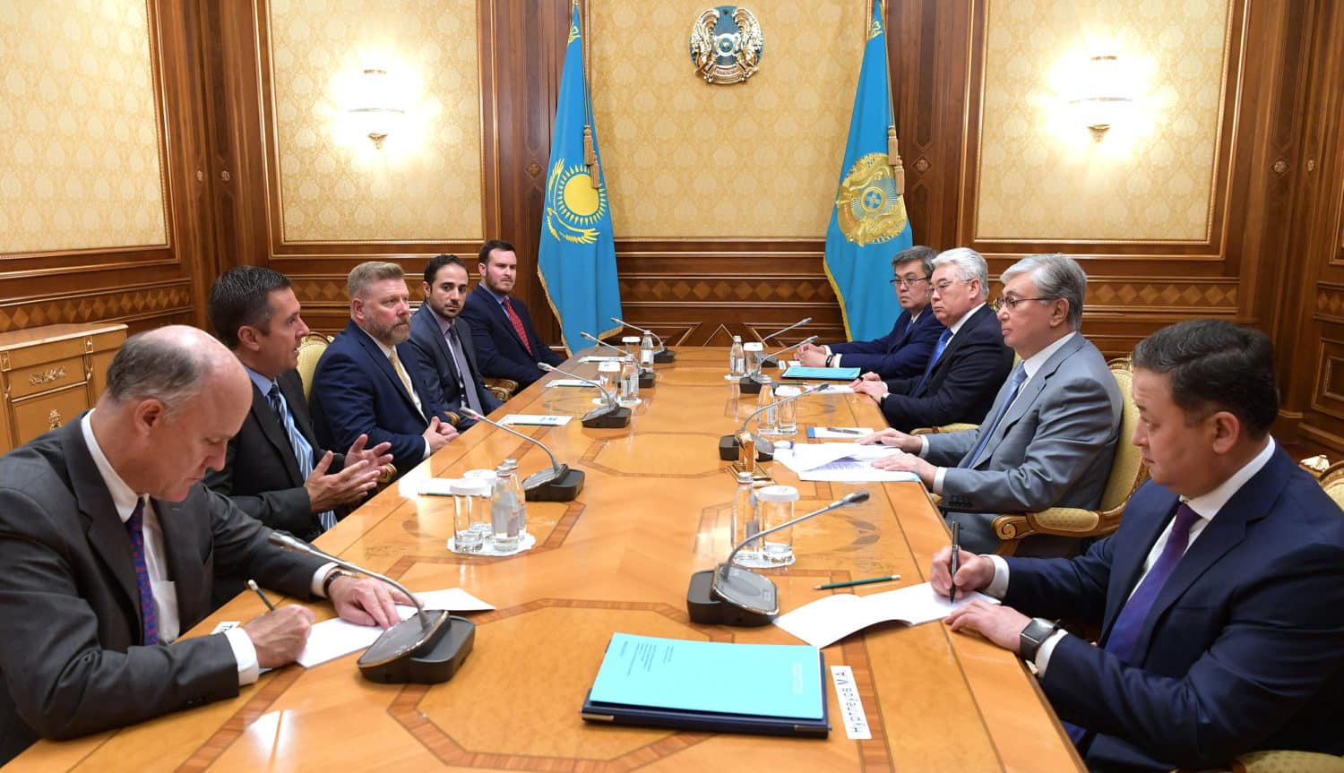 Президент АҚШ Конгресі мүшелерімен кездесті