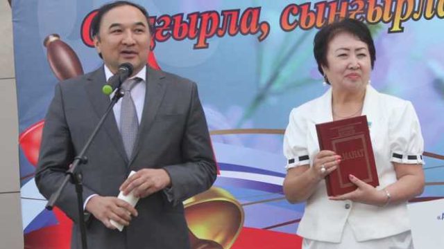 Ержан Бабақұмаров мектеп кітапханасына 100 дана кітап сыйлады