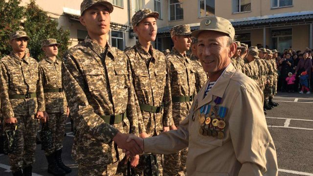Алматыдан бір топ жас мерзімді әскери қызметке аттанды