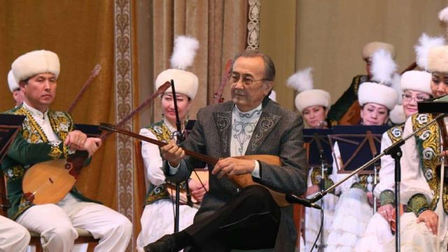 Өнер адамдары Құрманғазы оркестрін мерейтоймен құттықтады