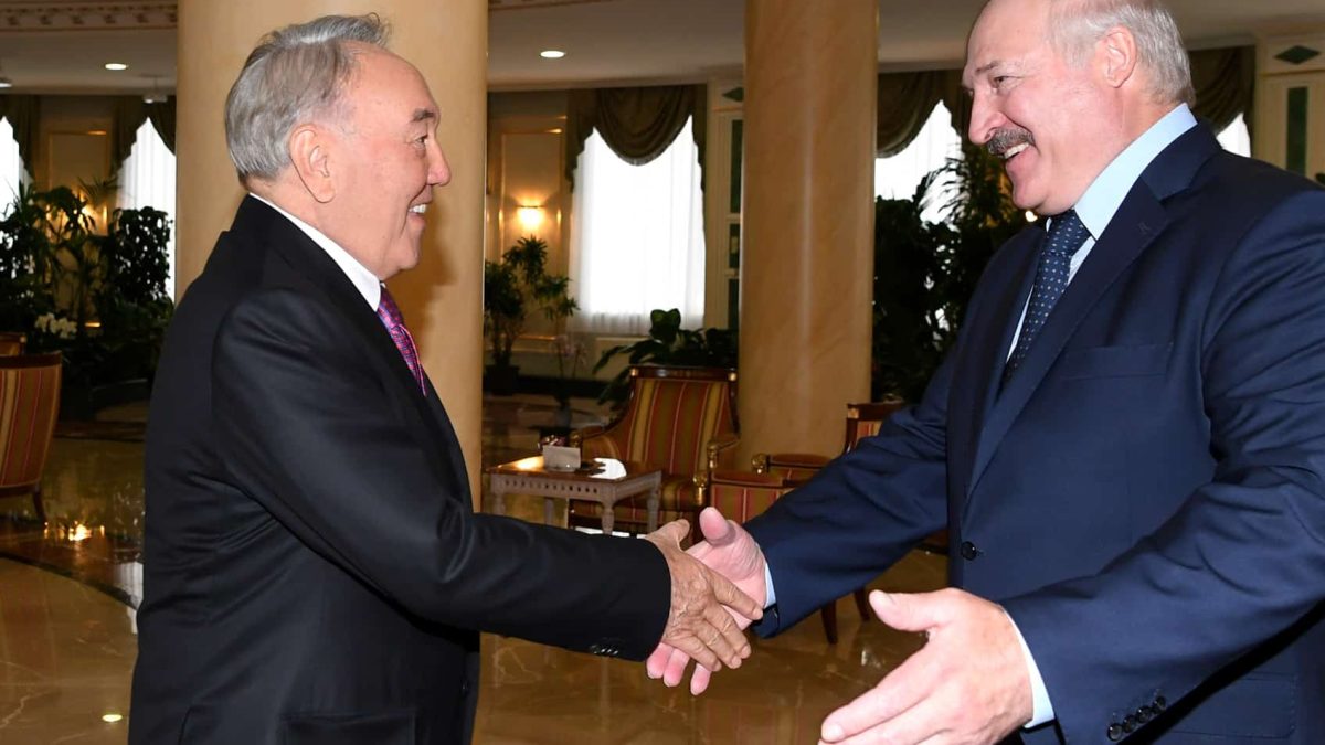 Нұрсұлтан Назарбаев пен Александр Лукашенко