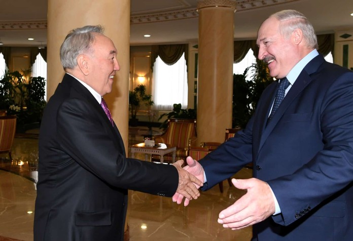 Нұрсұлтан Назарбаев пен Александр Лукашенко