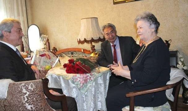 Алмалы ауданының әкімі зейнеткерлерді мерекемен құттықтады