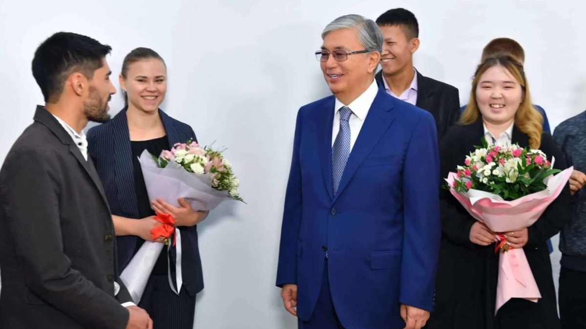 Қасым-Жомарт Тоқаев Алматыда балалар үйінің тәрбиеленушілерімен бірге