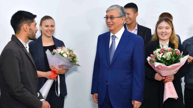 Қасым-Жомарт Тоқаев 12 жасөспірімге пәтер кілтін табыс етті