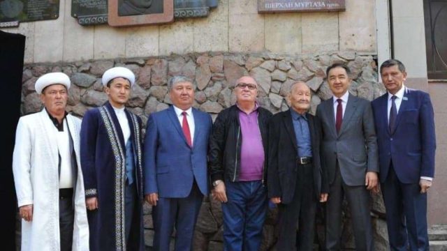 Алматыда Шерхан Мұртаза тұрған үйге ескерткіш тақта орнатылды