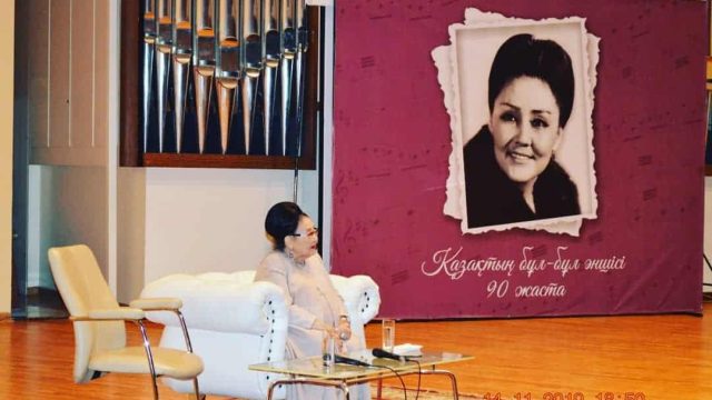 Бибігүл Төлегенова консерватория музейіне қолтаңба қалдырды