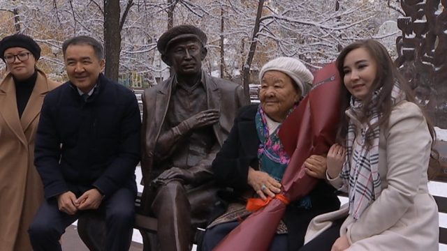 Республика сарайы маңына Шәмші Қалдаяқов мүсіні қойылды