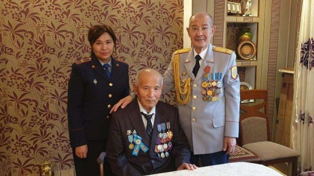Алматы полициясы ІІМ ардагерін мерейтойымен құттықтады
