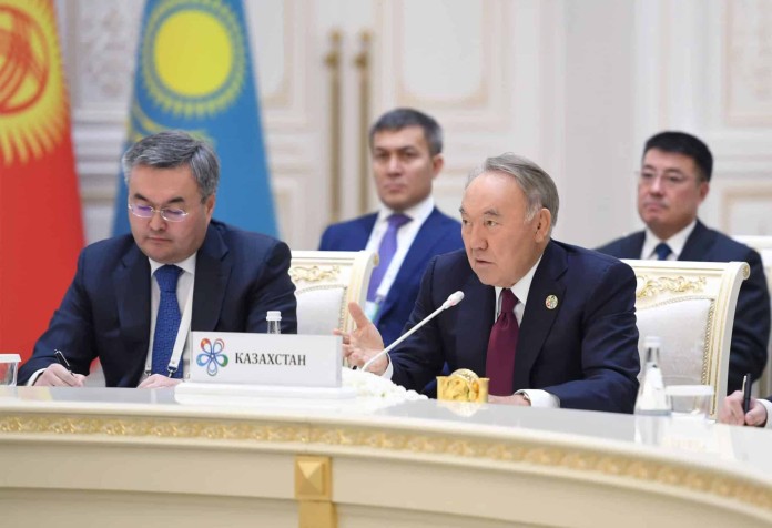 Нұрсұлтан Назарбаев Ташкенттегі кездесуде.