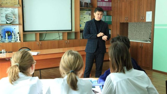 Нұр-Сұлтан кәсіпкері мектепте бизнес тақырыбында сабақ өтті