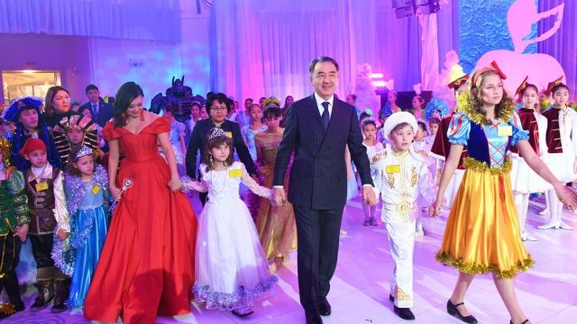 Бақытжан Сағынтаев шырша мерекесіне 200 баланы шақырды