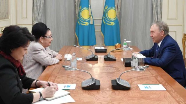Нұрсұлтан Назарбаев Бибігүл Төлегеновамен кездесті