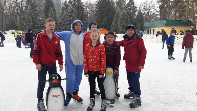 «Жанұя» кешені тәрбиеленушілері коньки тебуді тегін үйреніп жатыр