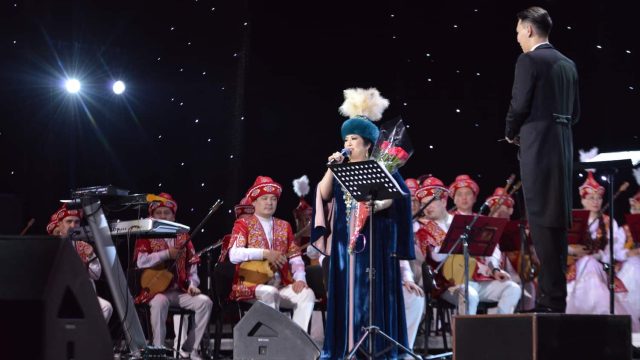 Мақпал Жүнісованың домбырамен айтатын әндері