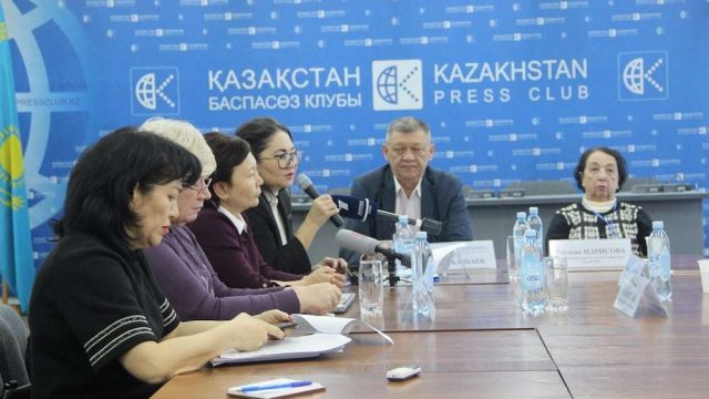 Вакцинадан бас тарту: дәрігерлер мен дін өкілі түсінік берді