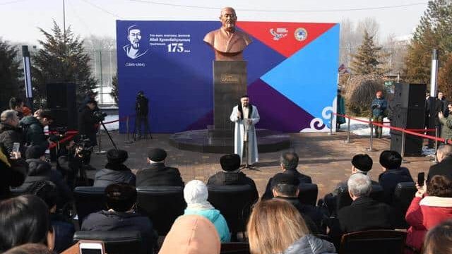 Алматыда ұлы Абайдың жаңа мүсіні бой көтерді