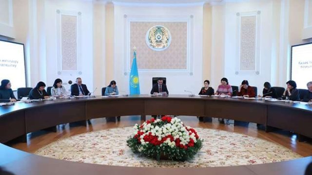 «Қазақ тілін жаңғыртудың басты көрсеткіші — латын жазуына көшу»