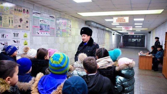 Қарағанды оқушылары полицейлердің қалай жұмыс істейтінін көрді